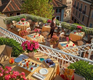 Outdoor dining - Bio Hotel Raphael - Relais Chateaux (Rome)