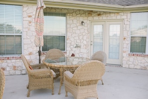 Outdoor dining - Gorgeous Ranch House on 18 acres (Bruceville)