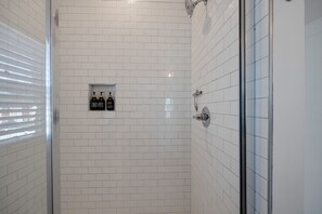 Tina, amenidades de baño ecológicas, secadora de cabello, toallas 