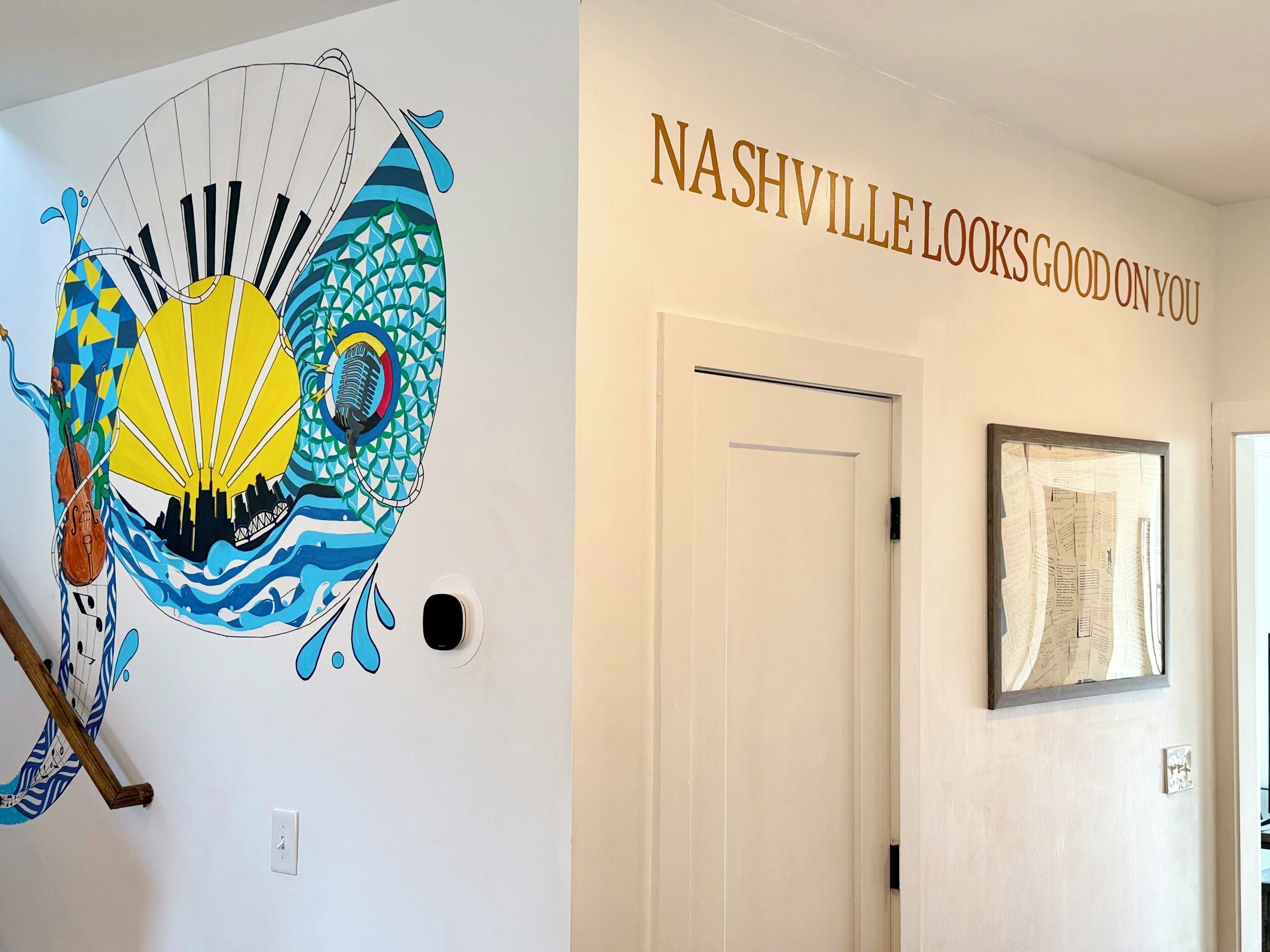 Un mur orné d’une fresque colorée et d’une enseigne sur laquelle on peut lire : « Nashville vous va à merveille ».