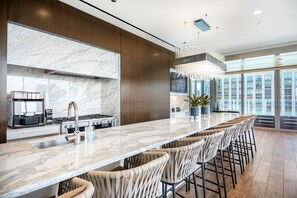 Fridge, microwave, oven, stovetop - Lux River North 1BR w/ Gym, W/D, BBQ, Pool, near Mag Mile, by Blueground (Chicago)