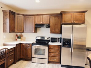 Een koelkast, een magnetron, een oven, een kookplaat