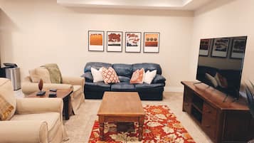 TV connectée, lecteur de DVD, table de tennis de table, vidéothÚque