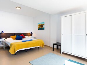 3 bedrooms, iron/ironing board, free Internet