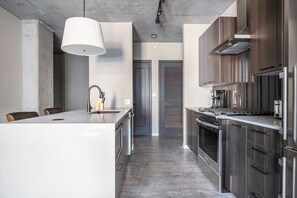 Kylskåp, mikrovågsugn, ugn och spishäll