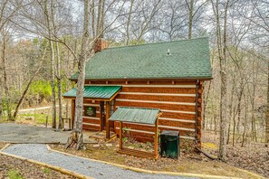Exterior - Twin Bear I, A Cozy Cabin in the Woods, With Level 2 EV Charger! (Sevierville)