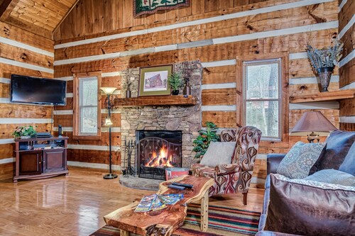 Twin Bear I, A Cozy Cabin in the Woods, With Level 2 EV Charger!