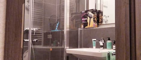 Douche, séchoir à cheveux, serviettes fournies, papier de toilette