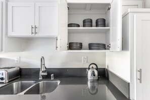 Fridge, microwave, oven, dishwasher - Spacious Beverly Hills 1BR near Beverly Center, by Blueground (Los Angeles)