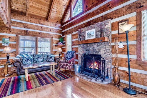 Twin Bear II - Spring and Summer in the Smokies With an EV Charger for Guests!