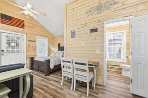 1 chambre, fer et planche à repasser, accès au Wi-Fi (inclus)