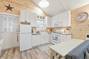 Réfrigérateur, four à micro-ondes, un four, surface de cuisson