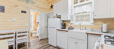 Kylskåp, mikrovågsugn, ugn och spishäll