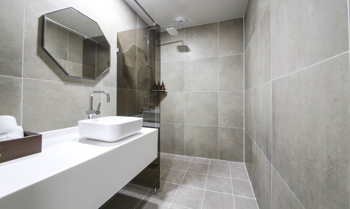 standard room | bathroom | free toiletries, hair dryer, bathrobes, soap