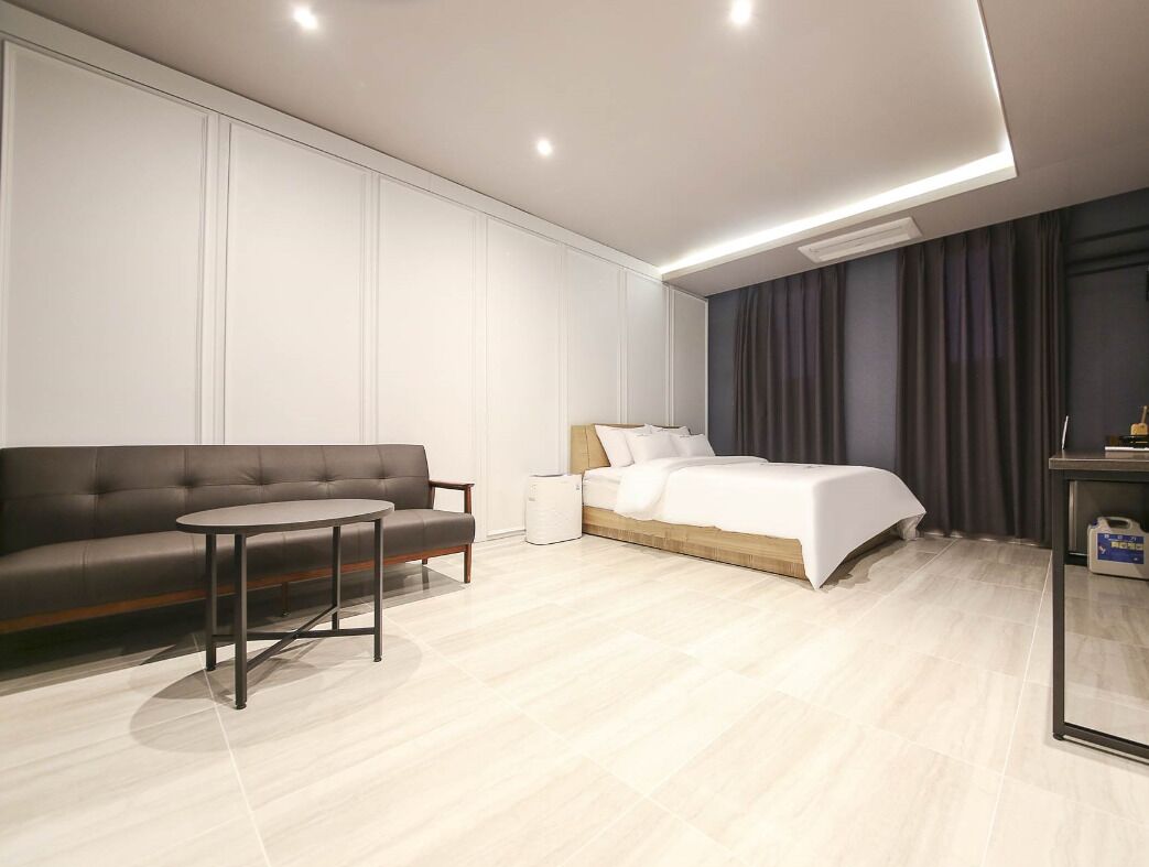 business double room | minibar, individually decorated, individually furnished, desk