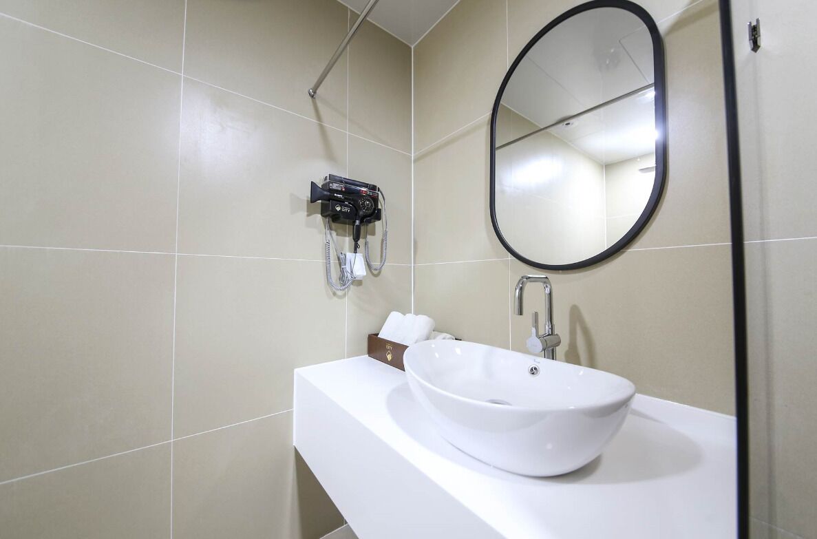 standard room | bathroom sink