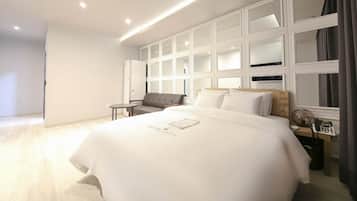 Luxury Room | Minibar, individually decorated, individually furnished, desk