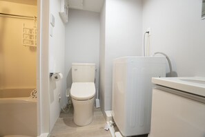 ベーシック 4 人部屋 禁煙 | バスルーム | 個別の浴槽とシャワー、バスアメニティ (無料)、ヘアドライヤー、洗浄機付 トイレ