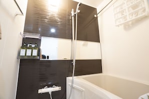 Neljän hengen perushuone, tupakointi kielletty | Kylpyhuone | Erillinen kylpyamme ja suihku, ilmaiset hygieniatuotteet