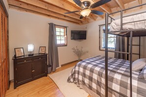 3 bedrooms, free WiFi, bed sheets - Cozy Lakefront Retreat w/ Game Room & Hot Tub (McHenry)
