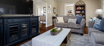 Single Level Country Cottage, New Decor, Huge Yard w/ Farmland Views, 5 Min to Newberg