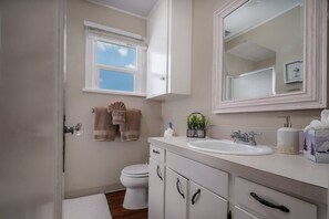 Shower, hair dryer, towels, shampoo - Single Level Country Cottage, New Decor, Huge Yard w/ Farmland Views, 5 Min to Newberg (Newberg)