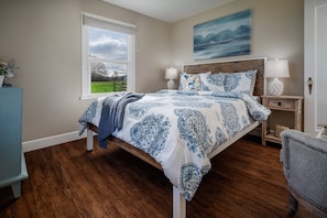 3 bedrooms, iron/ironing board, free WiFi - Single Level Country Cottage, New Decor, Huge Yard w/ Farmland Views, 5 Min to Newberg (Newberg)
