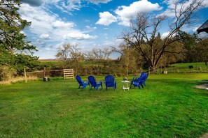 Property grounds - Single Level Country Cottage, New Decor, Huge Yard w/ Farmland Views, 5 Min to Newberg (Newberg)