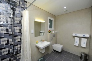 Bathrobes, slippers, bidet, towels - Almansour Park Inn Hotel & Apartment (Doha)