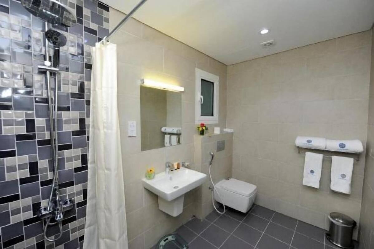 Peignoirs, chaussons, bidet, serviettes fournies