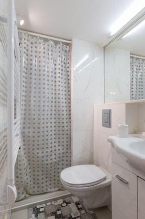 Studio (Studio Apartment with Sea View) | Bathroom | Shower, towels