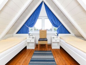 3 bedrooms, travel cot, WiFi