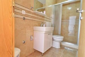 Apartment (1 Bedroom with Terrace) | Bathroom | Shower, hair dryer, towels