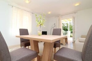In-room dining - Apartments Seafront Silence (Orebic)