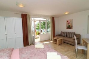 Studio (Studio Apartment with Terrace) | Salle de séjour | Télévision