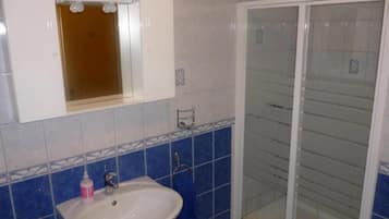 Shower, towels