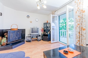 Apartment (Three-Bedroom Apartment with Pool) | Living room | TV - Apartment Sea Star (Trogir)