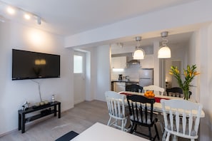 Căn hộ (Two-Bedroom Apartment) | Phòng khách | TV 