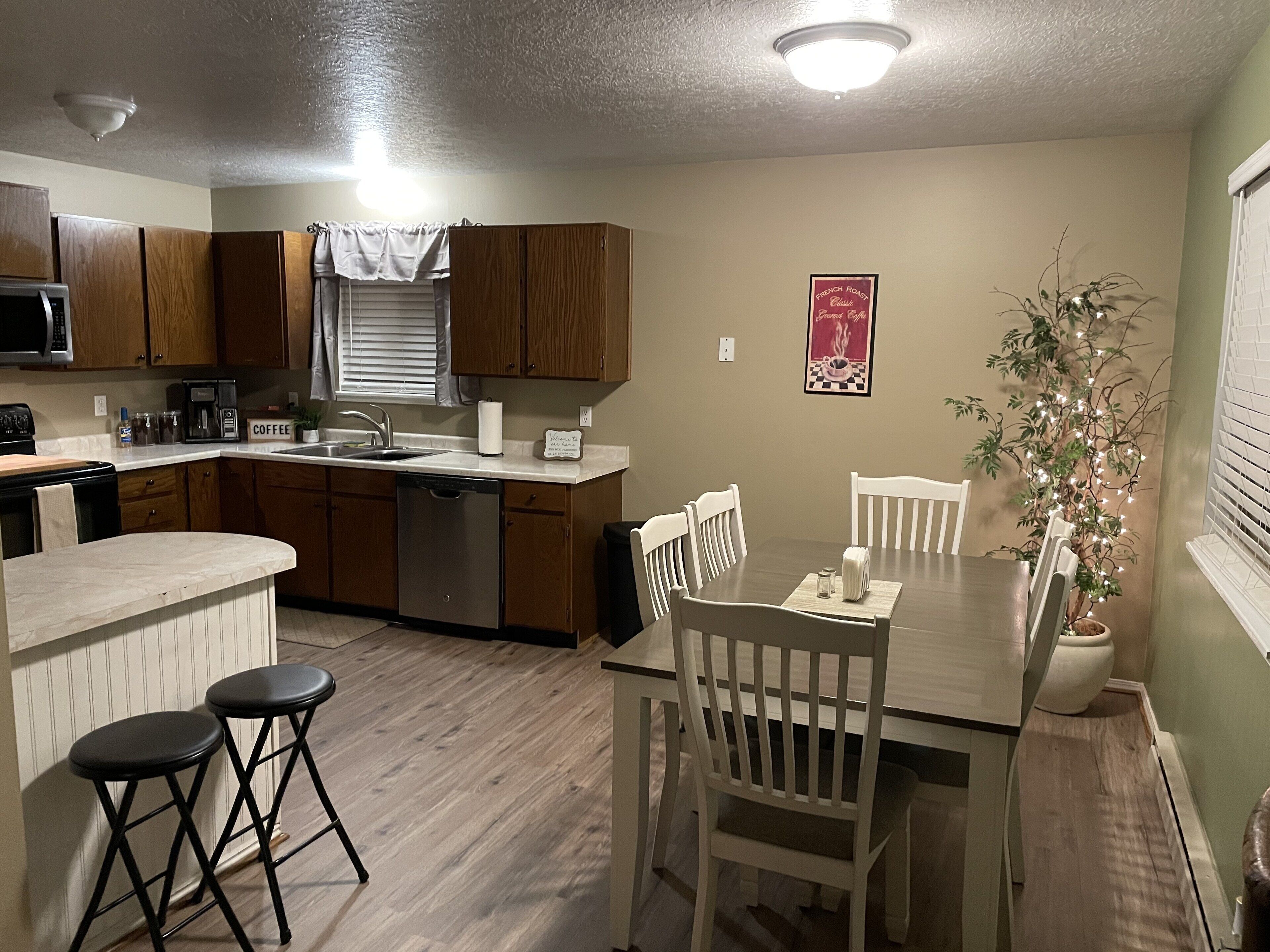 Immaculate 3Bed/2Bath Modern Home in the ❤ of Twin