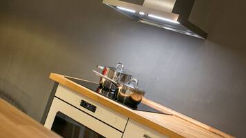 Mikrowelle, Herdplatte, Geschirrspüler