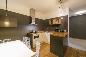 Microwave, stovetop, dishwasher, coffee/tea maker