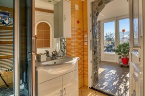 Familjevilla - flera sovrum - 2 badrum - intill bergen (Bonidesa House With Whirlpool) | Badrum | Badkar/dusch, hårtork, handdukar och tvål
