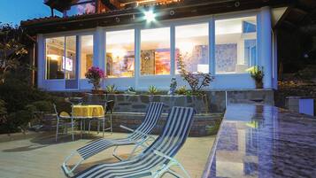 Family Villa, Multiple Bedrooms, 2 Bathrooms, Mountainside (Bonidesa House With Whirlpool) | Outdoor dining