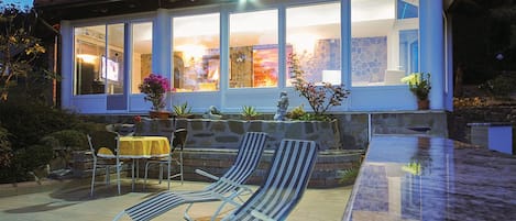 Family Villa, Multiple Bedrooms, 2 Bathrooms, Mountainside (Bonidesa House With Whirlpool) | Outdoor dining