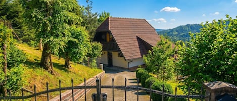 Familienvilla, Mehrere Schlafzimmer, 2 Bäder, Bergseite (Bonidesa House With Whirlpool) | Aussenbereich