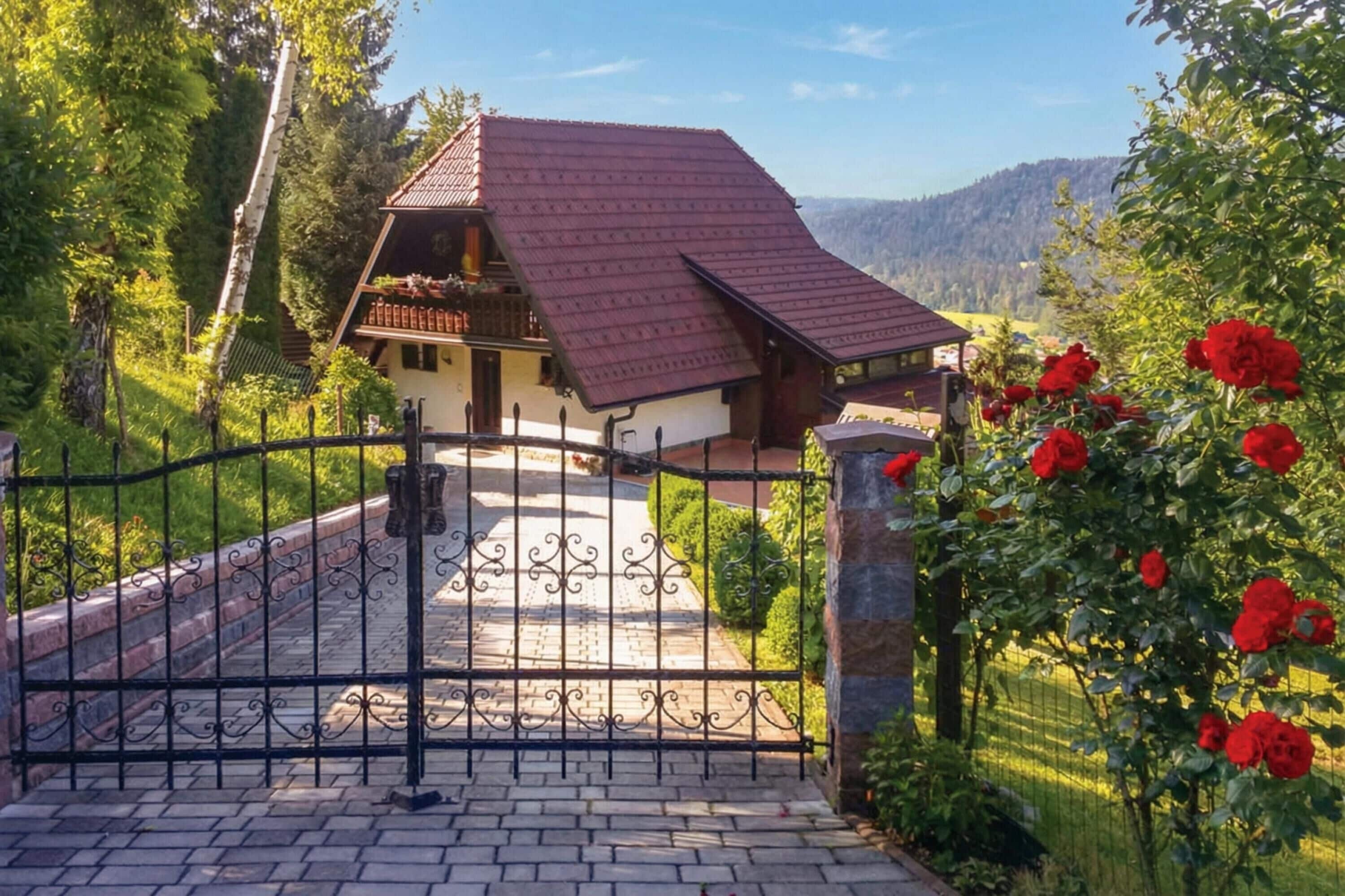 Family Villa, Multiple Bedrooms, 2 Bathrooms, Mountainside (Bonidesa House With Whirlpool) | Property grounds
