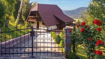 Family Villa, Multiple Bedrooms, 2 Bathrooms, Mountainside (Bonidesa House With Whirlpool) | Property grounds