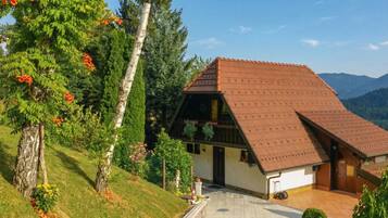 Familienvilla, Mehrere Schlafzimmer, 2 Bäder, Bergseite (Bonidesa House With Whirlpool) | Aussenbereich