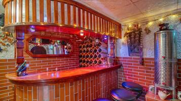 Family Villa, Multiple Bedrooms, 2 Bathrooms, Mountainside (Bonidesa House With Whirlpool) | Bar (on property)
