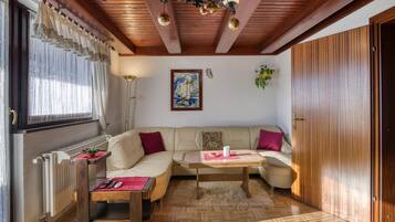 Family Villa, Multiple Bedrooms, 2 Bathrooms, Mountainside (Bonidesa House With Whirlpool) | Ruang tamu | 21 inci televisyen skrin rata dengan digital, TV, pendiangan